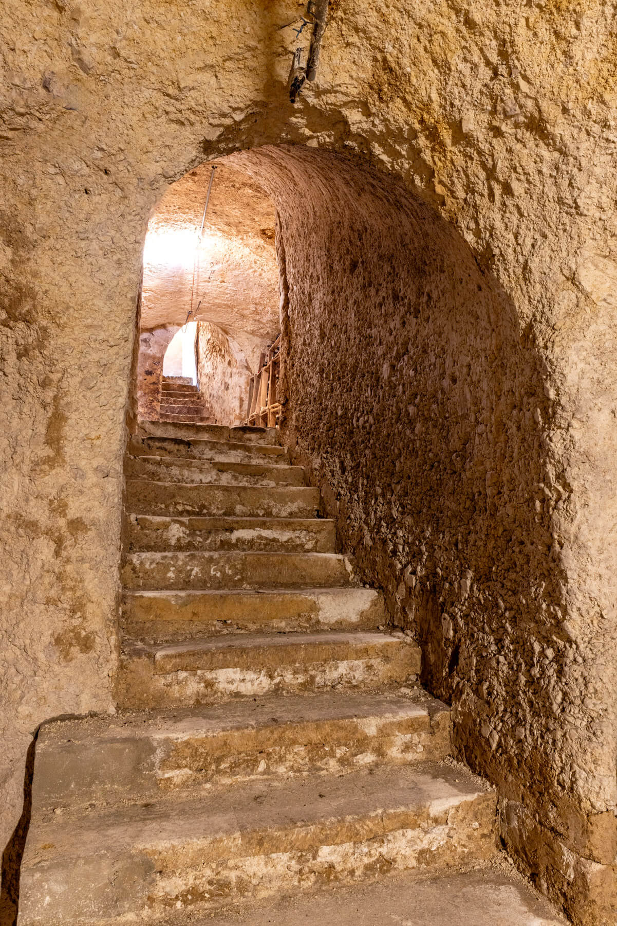 Vue de l'entrée des caves du champagne Pierre Trichet, creusées à la main sous le domaine par Pierre et ses ancêtres