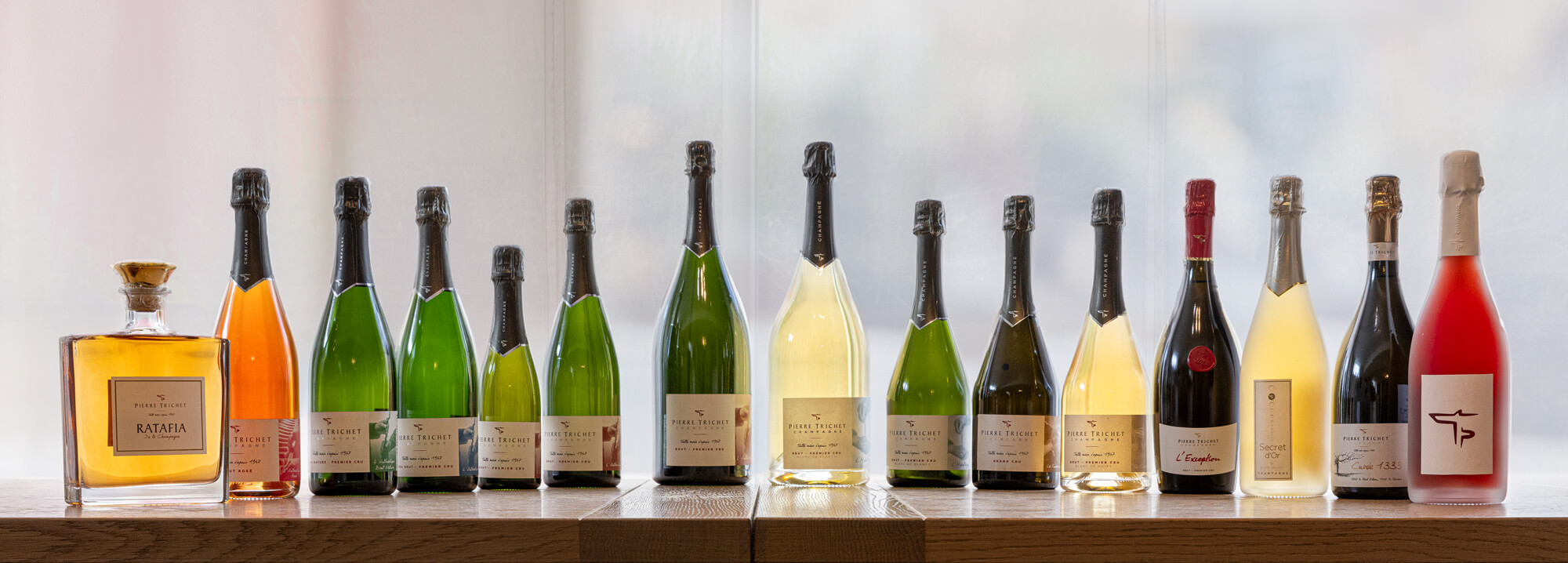 L'ensemble de la gamme des Champagnes Pierre Trichet alignés sur une table