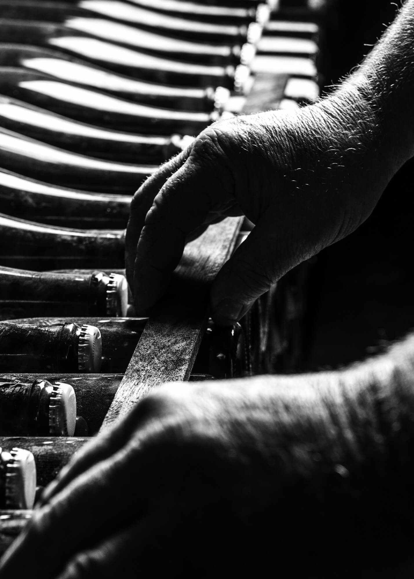 Photographie en noir et blanc de Pierre en train d'élaborer ses champagnes