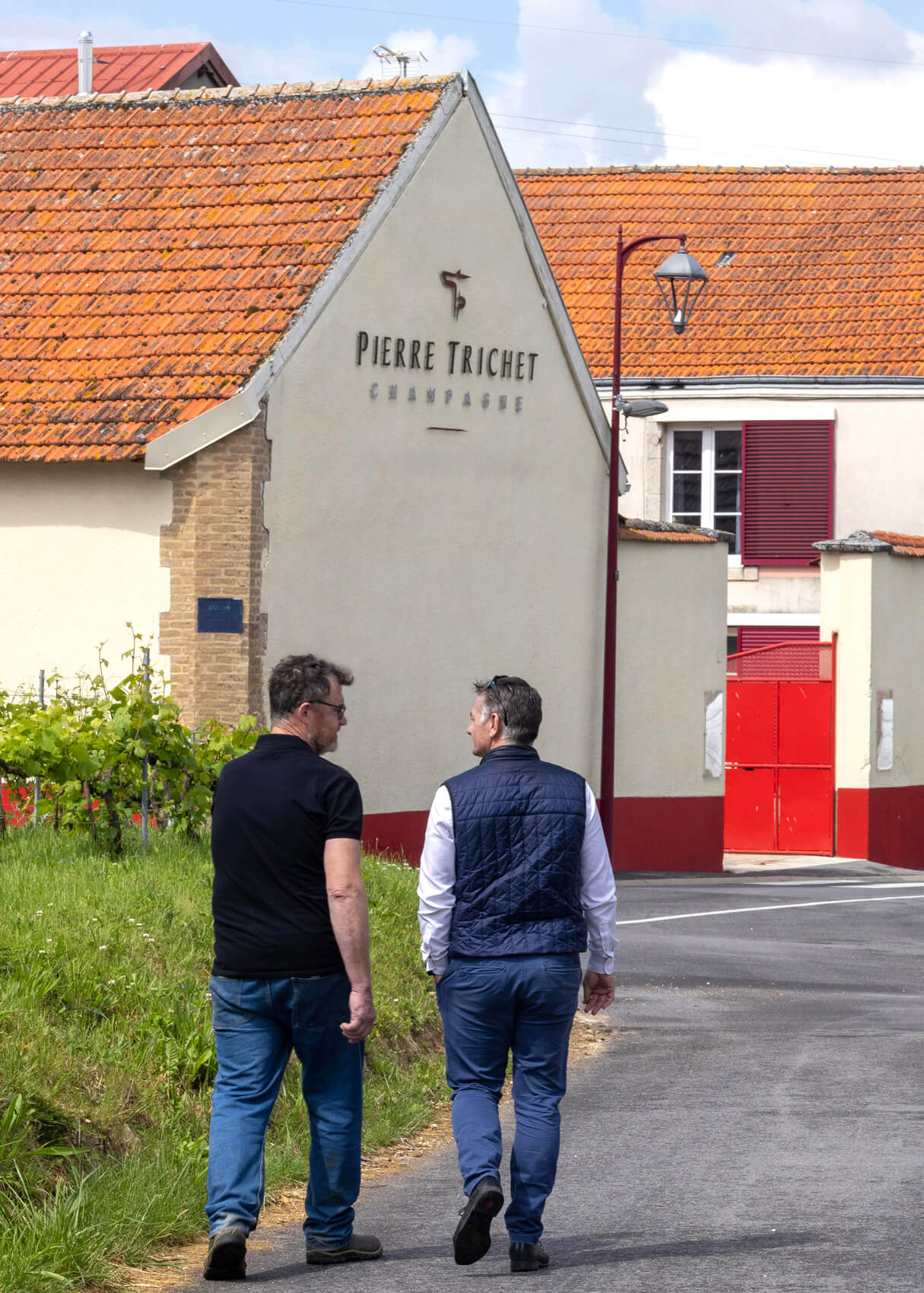 Pierre Trichet and Stéphane Dubois, walking and chatting towards the entrance to the Trichet estate