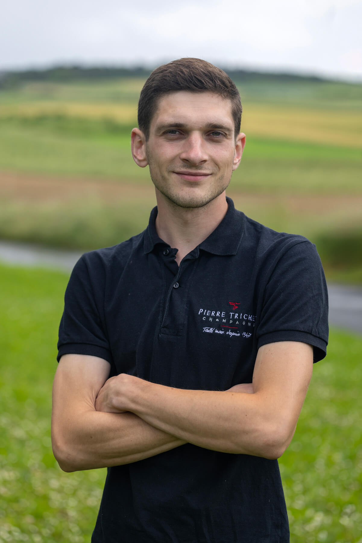 Portrait d'Étienne, en charge des vignes, de la préparation des bouteilles et des commandes, des visites de caves et dégustations